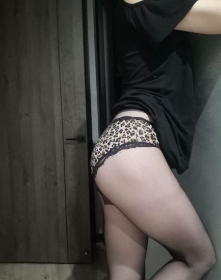 美女跪下吃男人的j8视频_剧情片完整版观看